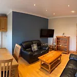 4 Bed On The Main Street شقة