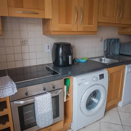 4 Bed On The Main Street דירה