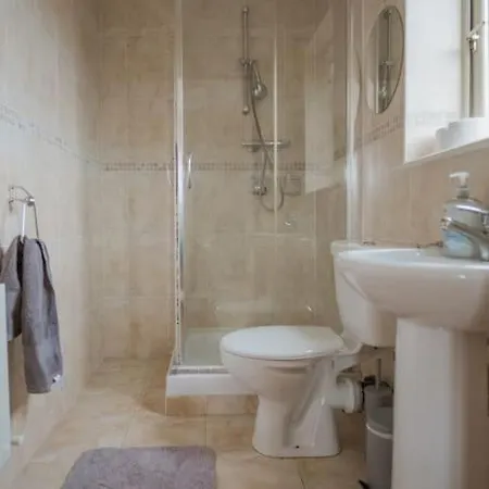 4 Bed On The Main Street דירה *