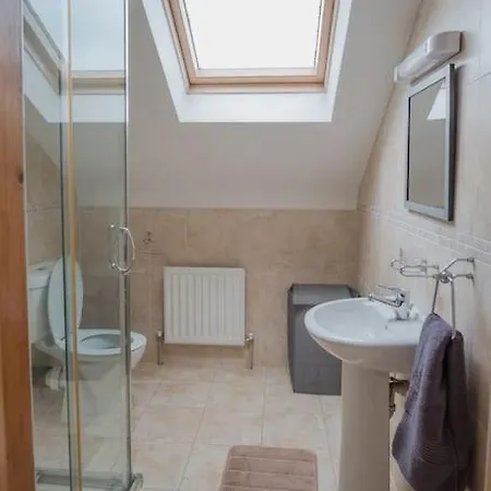 4 Bed On The Main Street דירה