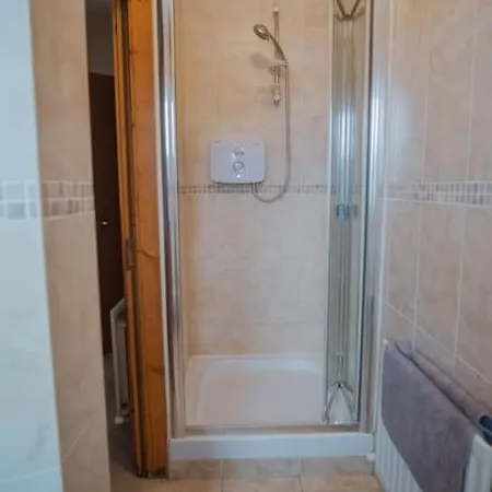 4 Bed On The Main Street דירה