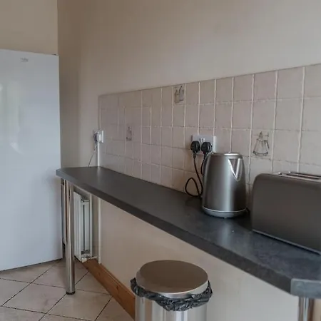 4 Bed On The Main Street Apartment