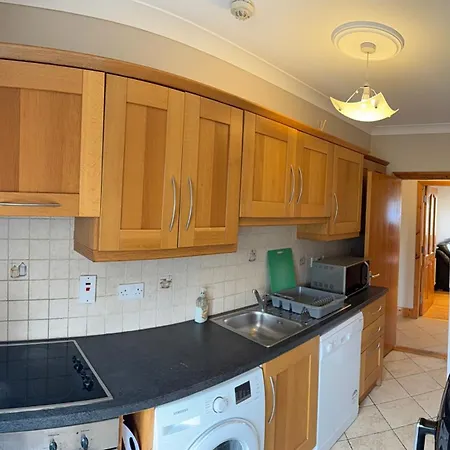 4 Bed On The Main Street 公寓