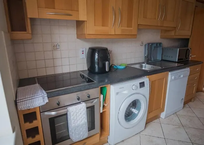 4 Bed On The Main Street Apartamento